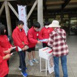 鳴子峡レストハウス前にて赤い羽根共同募金運動(街頭募金)を実施しました