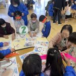 高齢者と園児が昔遊びで交流~なないろ会(田尻支所)