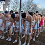 一年の無病息災などを願う「裸参り」